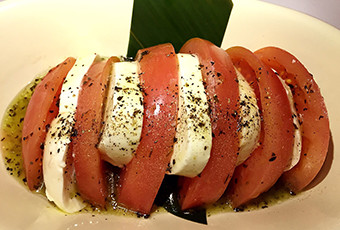 モッツァレラチーズとトマトめでたいディッシュ